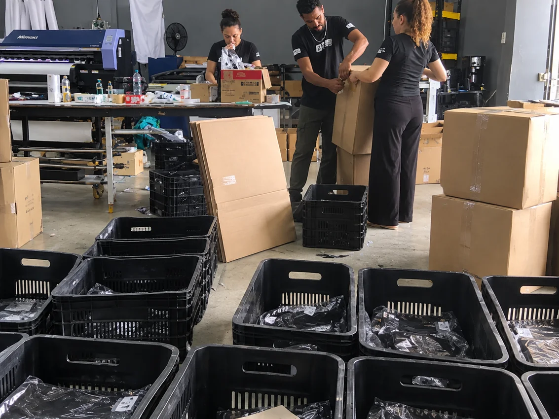 Produção e preparação de pedidos na fábrica da Barreiro Uniformes